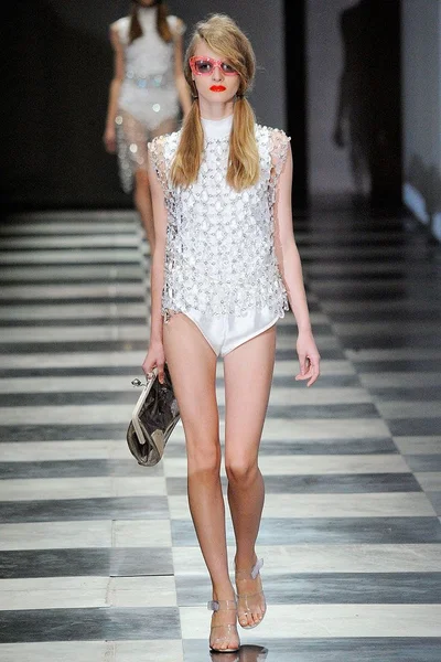 Look 32